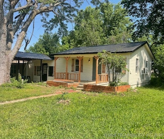 7 E Locust St, Stilwell, OK 74960