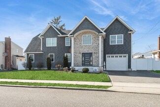 645 N Indiana Ave, Lindenhurst, NY 11757