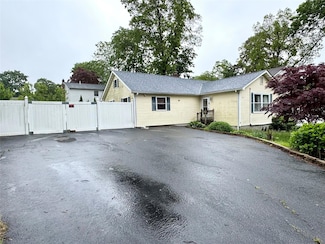 39 Palm Rd, Rocky Point, NY 11778