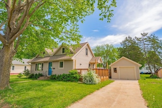 324 7th St, Prairie Du Sac, WI 53578