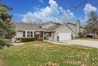 N28W22352 Foxwood Ln, Waukesha, WI 53186