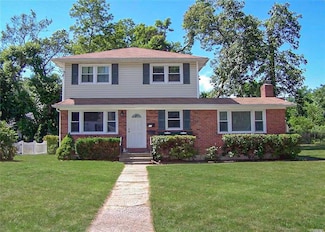 22 Warner Ln, Ronkonkoma, NY 11779