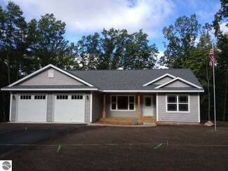 207 Lakecrest Ln, Fife Lake, MI 49633