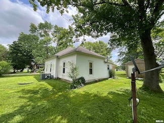 208 7th St, Alma, IL 62807