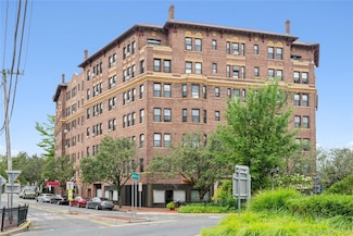 8 Barstow Rd Unit 2B, Great Neck, NY 11021