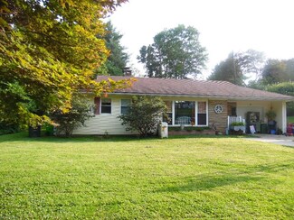 697 High St, Coshocton, OH 43812