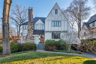 11 Knollwood Dr, Larchmont, NY 10538