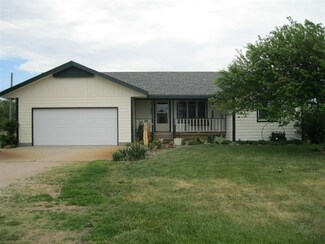 42 14th Ave, Moundridge, KS 67107