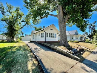 402 W 2nd St S, Newton, IA 50208