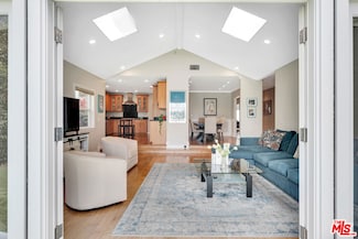3733 Willowcrest Ave, Studio City, CA 91604