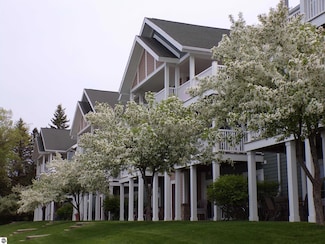 1246 Sunnyside Dr Unit 305, Cadillac, MI 49601