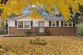 810 Country Club Dr, Clarksville, TN 37043