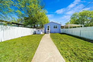 220 W Davis St, Kerrville, TX 78028