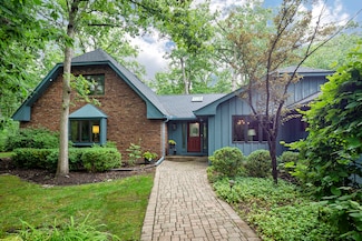 1515 Indian Trail Dr, Riverwoods, IL 60015