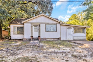 718 Signal St, Ocean Springs, MS 39564