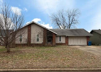 1352 E Woodgate St, Springfield, MO 65804