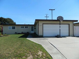 355 Navajo Dr, Salinas, CA 93906