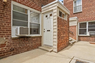 81 Edwards St Unit T, Roslyn Heights, NY 11577