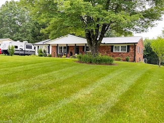 110 Asheview Ct, King, NC 27021