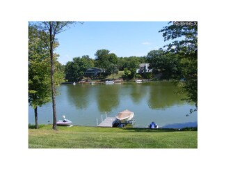 1061 Lode Star Dr, Roaming Shores, OH 44085