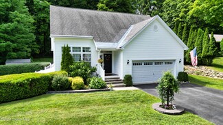 31 Edgewood Dr, Queensbury, NY 12804