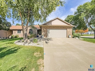 157 W Doral Ct, Sioux Falls, SD 57108