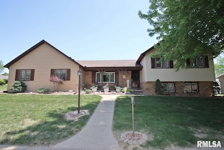 2200 Granada Dr, Pekin, IL 61554