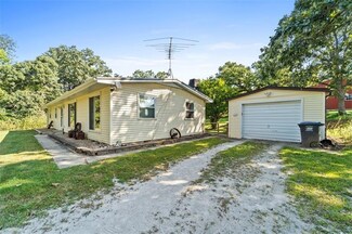 1746 Elmwood Ave, Earlham, IA 50072