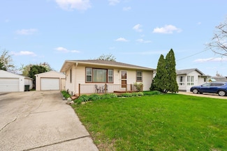 614 Black Hawk Rd, Waterloo, IA 50701