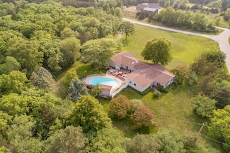 W338S4370 Drumlin Dr, Dousman, WI 53118