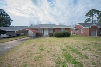 5736 North Dr, Alexandria, LA 71301