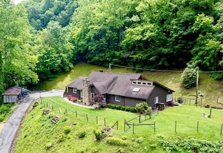 182 Jimmie Creek Rd, Regina, KY 41559