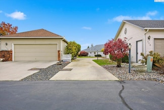 109 Augusta Ln, Pasco, WA 99301