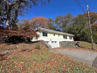 9 Wampanoag Cir, North Kingstown, RI 02852