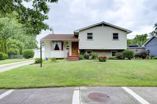 3327 Collegiate Ct, Fort Wayne, IN 46805