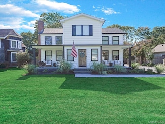 10 Smith St, Center Moriches, NY 11934