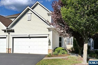40 Mulberry Ct, Paramus, NJ 07652