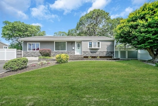 250 Fruitwood Ln, Central Islip, NY 11722