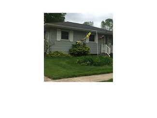 1077 Rainbow Blvd, Hiawatha, IA 52233