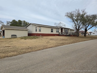 306 W Oklahoma St, Medford, OK 73759