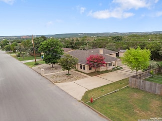337 MacK Hollimon Dr, Kerrville, TX 78028