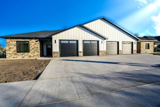 2708 Oakwood Ln, Aberdeen, SD 57401