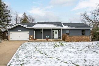 5632 Skyhills Ct NE, Comstock Park, MI 49321
