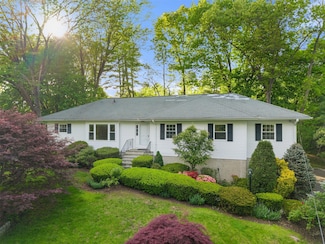 25 Saxon Woods Rd, Scarsdale, NY 10583