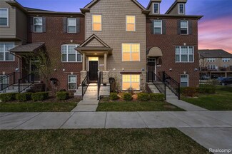 2884 Glenbar Cir, Rochester Hills, MI 48307