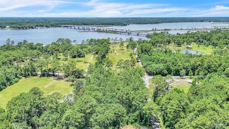 1 Petersen Point Rd, East Milton, FL 32583
