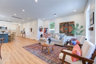 11 E Obryant St, Bellville, TX 77418