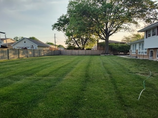 9216 Ozark St, Morton Grove, IL 60053