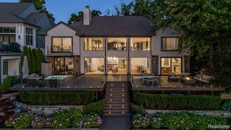 5460 Putnam Dr, West Bloomfield, MI 48323