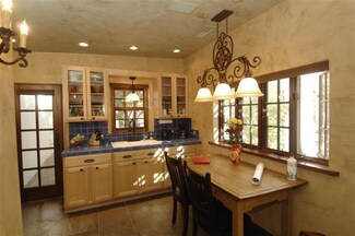 211 Richmond Dr SE, Albuquerque, NM 87106
